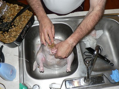 800px-Stuffing_a_turkey